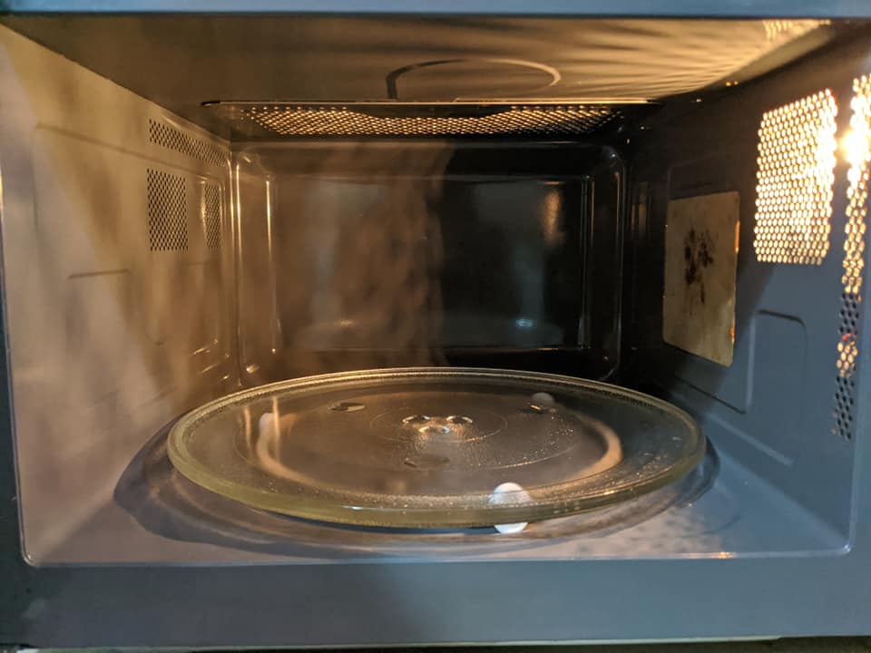 Tips Bersihkan Microwave Guna Dua Bahan, Hilang Segala Bau & Sisa